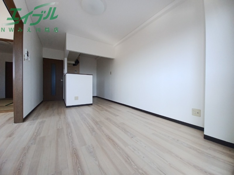 居室・リビング　別部屋反転参考写真です。