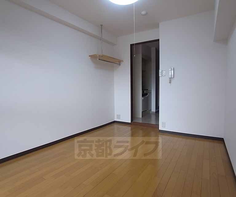 居室・リビング　西向きの洋室です。