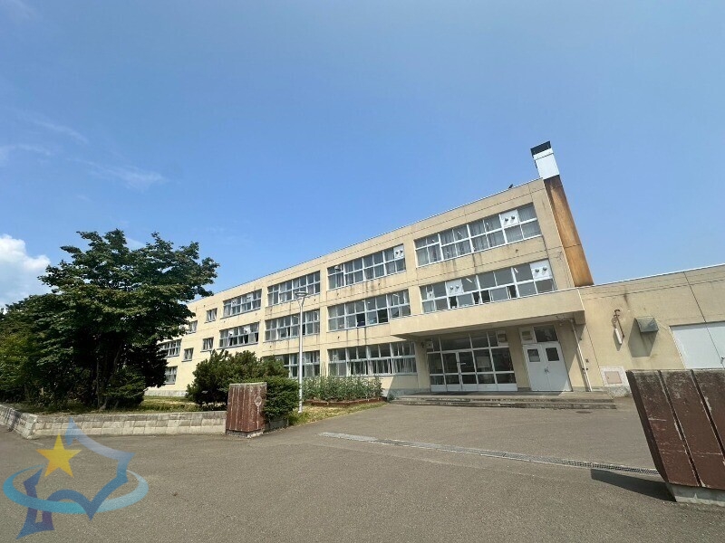 中学校　札幌市立西陵中学校（中学校）まで1771m