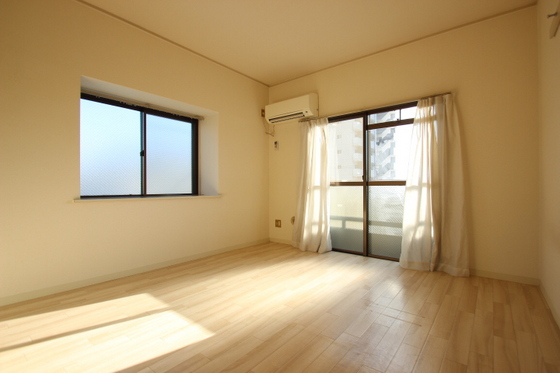 居室・リビング　※別号室のお写真です。