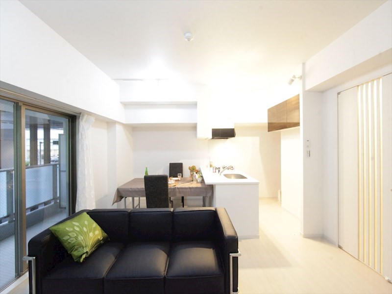 バルコニー　ＬＤＫ14帖　カウンターキッチン　エアコン完備　バルコニー