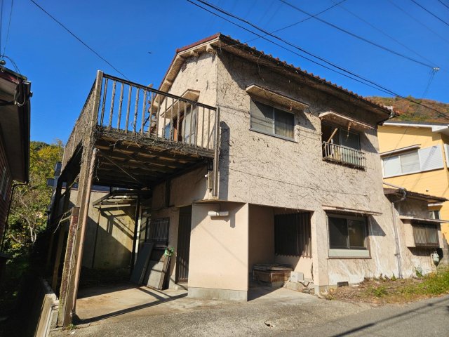 建物外観　外壁塗装前。ホイアン旧市街をイメージした配色を予定