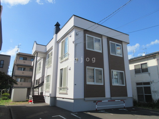 建物外観　令和元年７月外壁張替及び屋根塗装工事完了