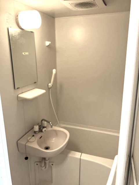 バス・シャワールーム　バスルームは洗面台付きの2点ユニットです♪お風呂に浸かって一