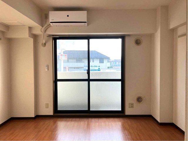 居室・リビング　南向き洋室7帖☆バルコニーに繋がるお部屋です！エアコン付きで