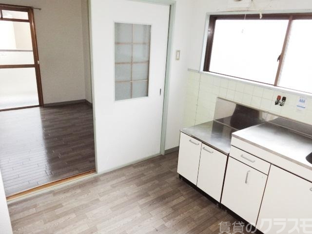 居室・リビング　キッチン上にも窓があるんので油の臭いも気になりません。