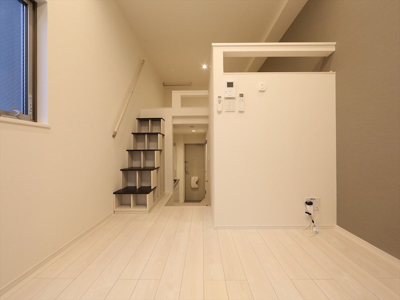 居室・リビング　洋室5.9帖　上段ロフト5.8帖（収納にも寝室にも使えます）