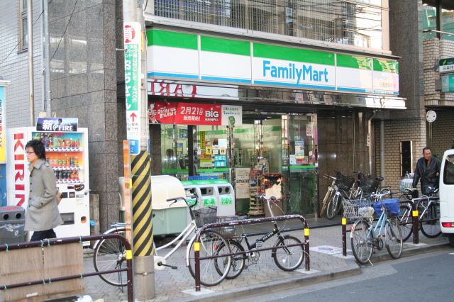 コンビニ　ファミリーマート（コンビニ）まで210m