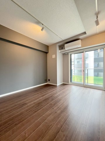 居室・リビング　居室は最大70デシベルを遮音する二重壁、床も遮音等級の高いも