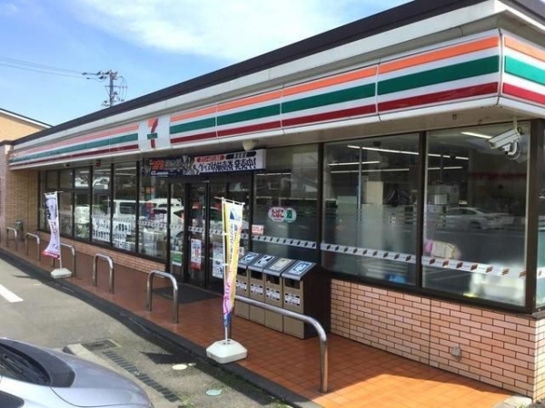 コンビニ　セブンイレブン（コンビニ）まで624m