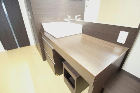 洗面設備　化粧台としても使用しやすい大型鏡。