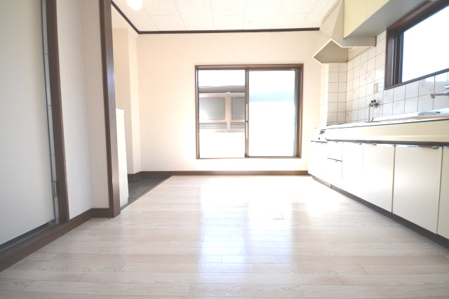 居室・リビング　別号室の写真です。ご参考までに