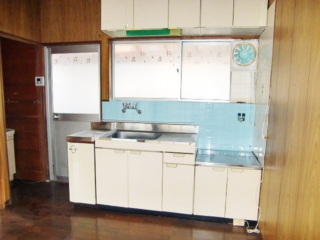 キッチン　窓付きで明るいですね！