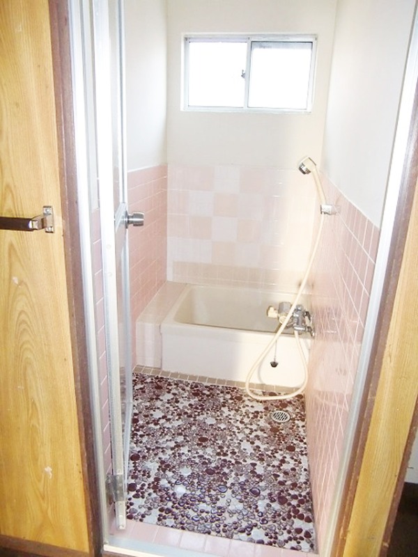 バス・シャワールーム　窓付きで換気しやすいですね！