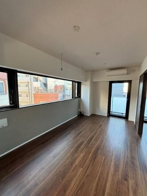 居室・リビング　南西向きの明るい２面採光♪