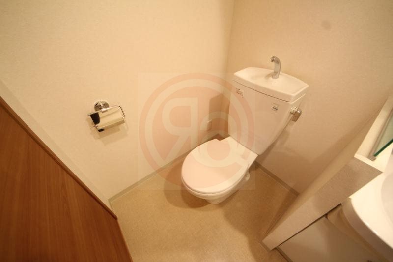 トイレ　落ち着いた色調のトイレです