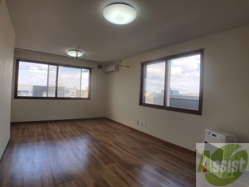 居室・リビング　１３．５帖の洋室です。広々として、窓も２か所ございます。