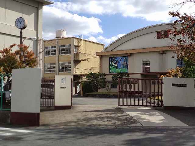 中学校　久世中学校（中学校）まで557m