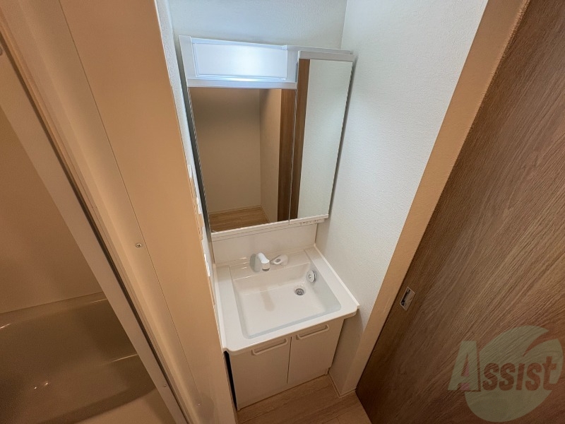 洗面設備　大きくて使いやすそうな独立洗面台になっています。