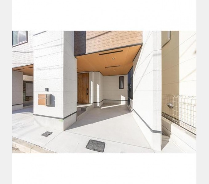 駐車場　戸建てならではの屋根付き駐車場です