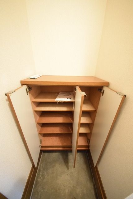 玄関　☆靴は靴箱にしまいましょう☆