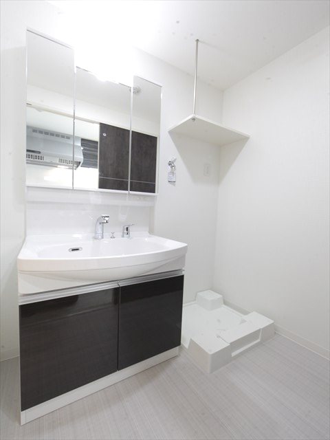 洗面設備　脱衣所　独立洗面台（シャンプードレッサー付）室内洗濯機置き場