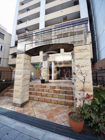 エントランス　プレサンス心斎橋モデルノ　エントランスアプローチ