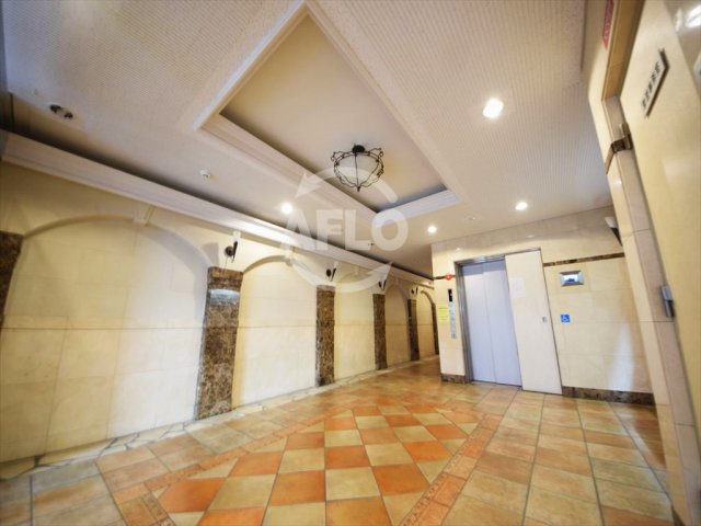 ロビー　プレサンス心斎橋モデルノ　開放的なロビー