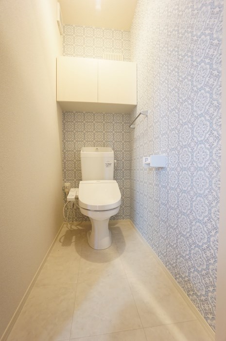 トイレ　温水洗浄暖房便座トイレ、アクセントクロスがおしゃれなですね♪