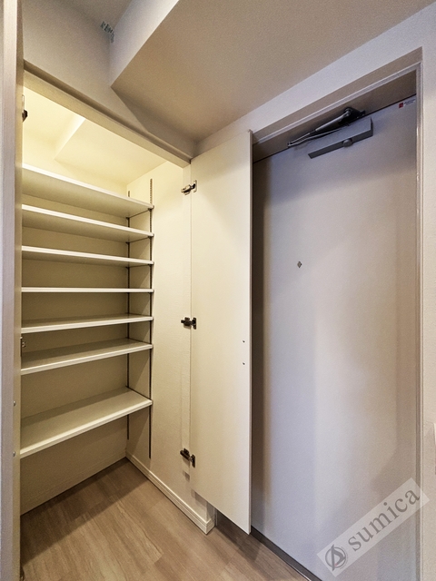 玄関　大容量シューズクローク、大きな鏡付き♪♪