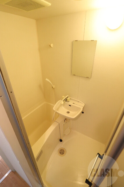 バス・シャワールーム　清潔感のあるバスルームです