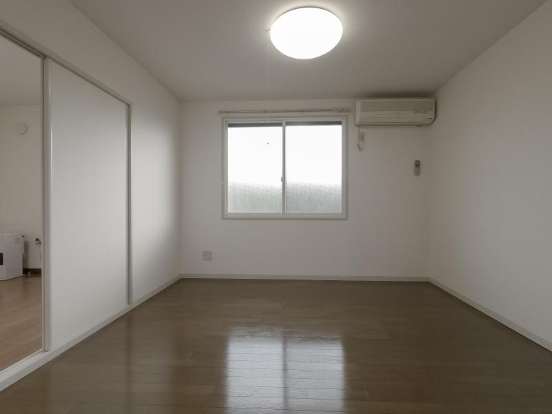 居室・リビング　同タイプの室内写真です。