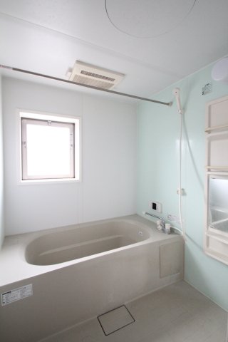 バス・シャワールーム　浴室乾燥機・追い焚き付です。２Fにあります