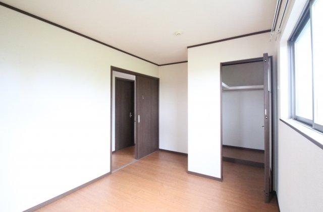 収納　子供部屋にある収納です。奥にウォークインクローゼットがありま