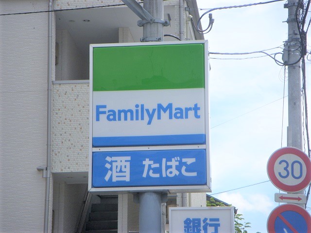 コンビニ　ファミリーマート六丁目左近堀店（コンビニ）まで412m