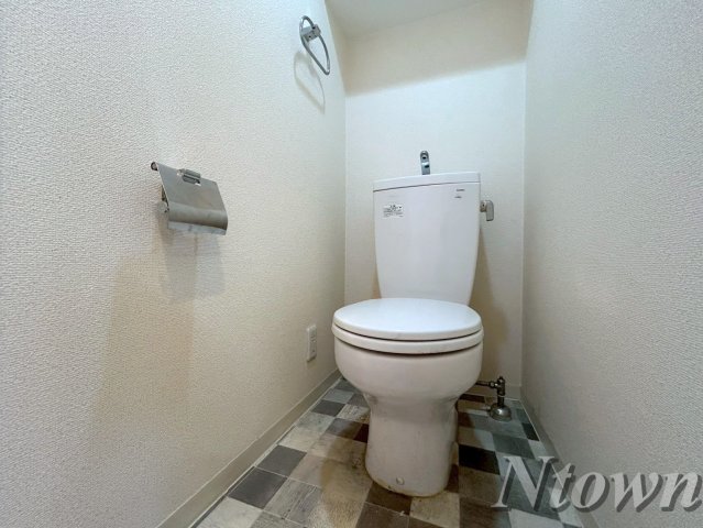 トイレ　落ち着いた色調のトイレです