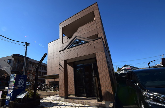 建物外観　～青い空に良く映えますっ～