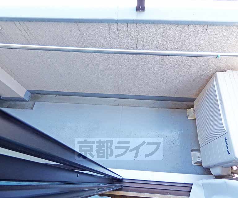 バルコニー　洗濯を干すにも十分なスペースです。