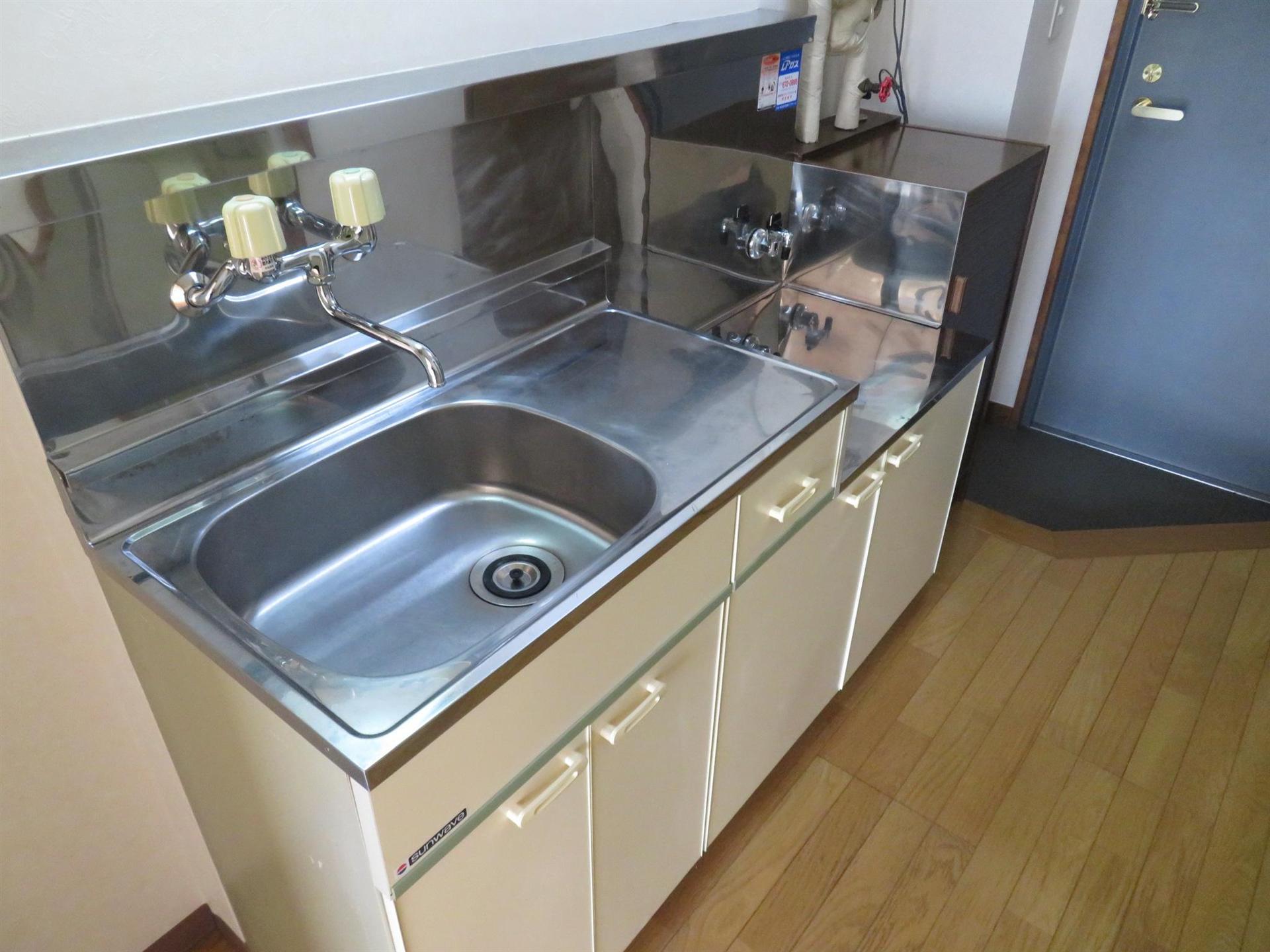 キッチン　調味料やフライパン等しまえる明るいキッチン♪