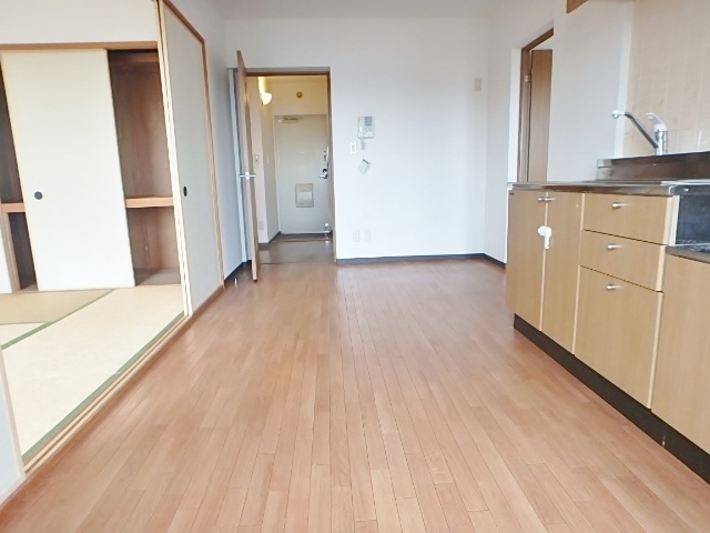 居室・リビング　別号室の参考写真になります。