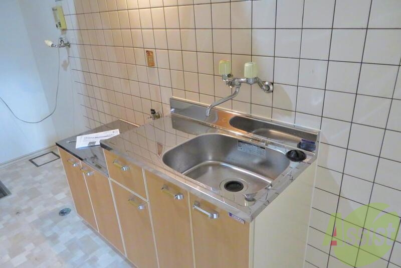 キッチン　木目調のキッチンのキッチンはおしゃれですね。