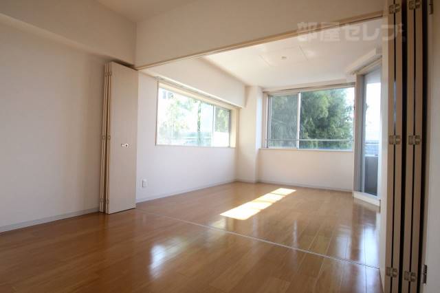 その他部屋・スペース　窓が多くて明るいですね。