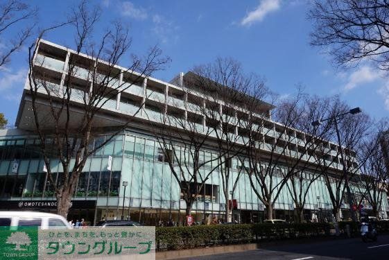 ショッピングセンター　表参道ヒルズ（ショッピングセンター）まで440m