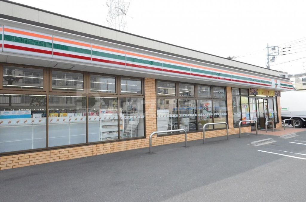 コンビニ　セブンイレブン足立花保南店（コンビニ）まで320m