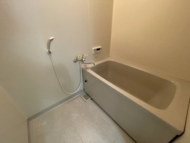 バス・シャワールーム　シンプルで清潔感のある浴室です☆