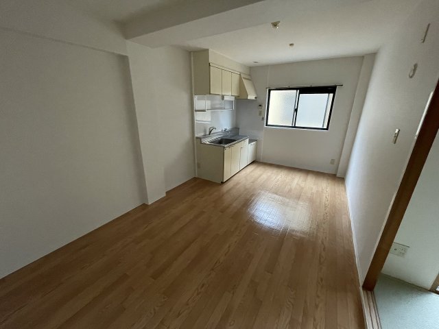 居室・リビング　壁付けキッチンでスペースを有効活用できます！