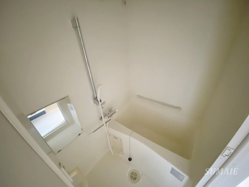 バス・シャワールーム　バスルームです