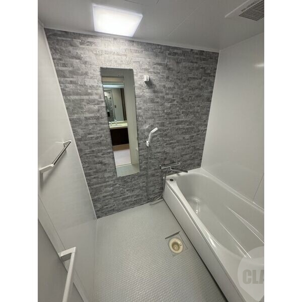 バス・シャワールーム　清潔感のあるバスルームです