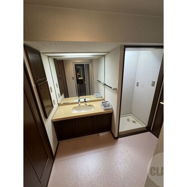 洗面設備　大きな鏡の洗面台