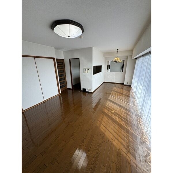 居室・リビング　１５．２帖の開放的なリビングルーム